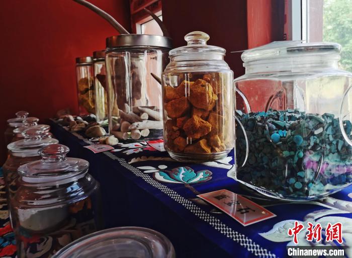圖為唐卡繪畫礦物顏料展示?！?zhí)砀?攝