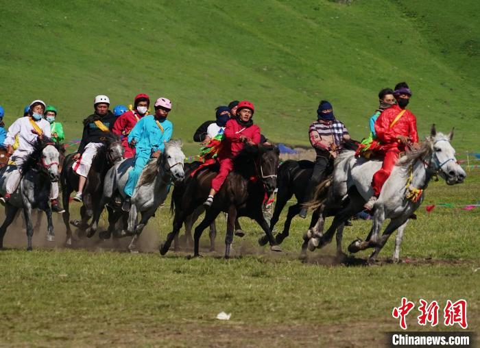 圖為選手進(jìn)行3000米賽馬比賽?！●R銘言 攝
