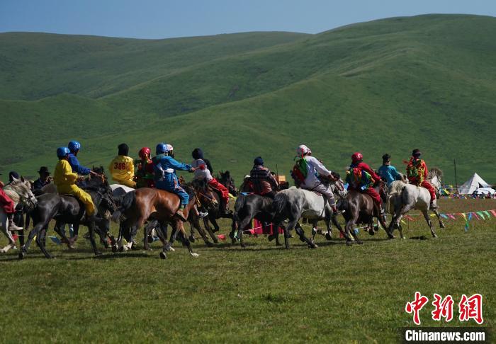 圖為選手進(jìn)行3000米賽馬比賽?！●R銘言 攝