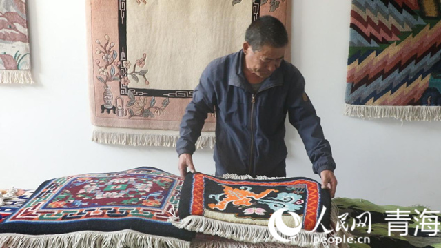 楊永良和他的作品。人民網(wǎng) 張皓芃攝