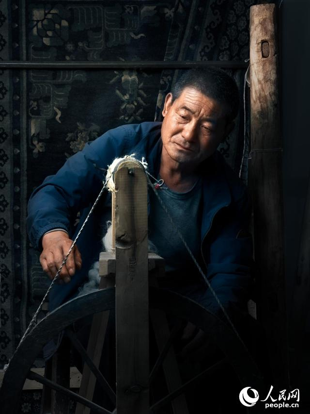 國家級非物質(zhì)文化遺產(chǎn)項目加牙藏族織毯技藝代表性傳承人楊永良。人民網(wǎng) 雷陽攝