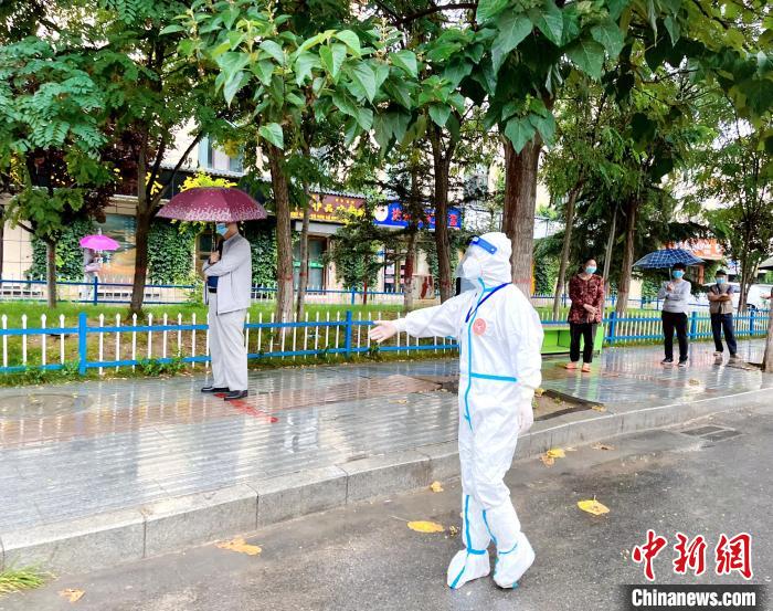 高原小城青海尖扎抗疫見聞：柔肩亦可擔(dān)重任，夫妻檔聞令而動
