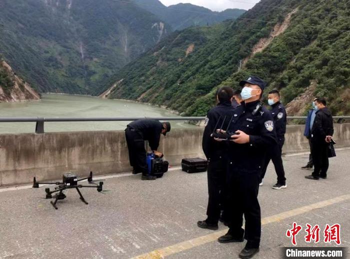 民警組成的搜尋隊利用無人機在震區(qū)開展空中巡查?！「首沃莨簿止﹫D