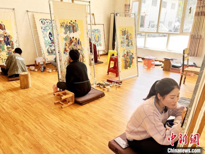 圖為畫室內學徒練習繪畫唐卡。　馬文莉 供圖