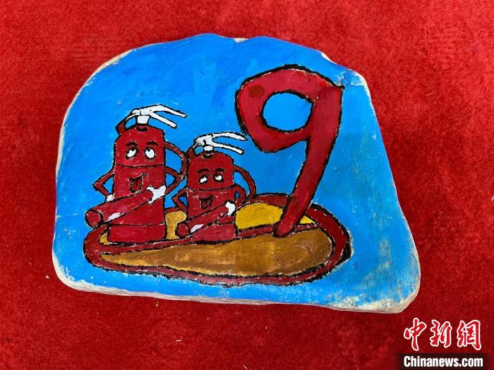 看青海玉樹消防員石頭畫上“說”火焰藍(lán)