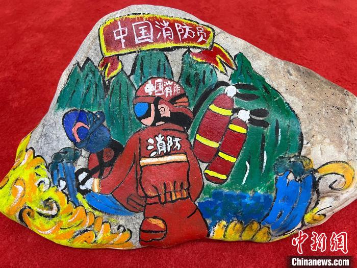圖為玉樹消防指戰(zhàn)員創(chuàng)作的石頭畫作品《沖鋒有我》?！O瑞祥 攝