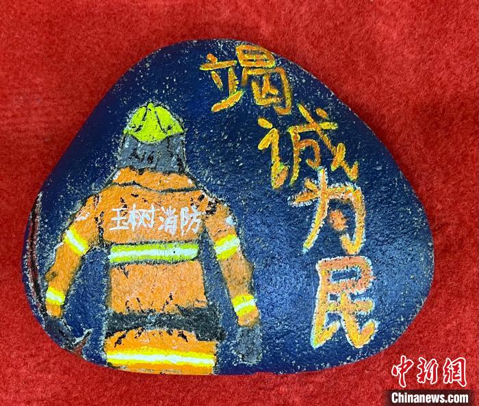 圖為玉樹消防指戰(zhàn)員創(chuàng)作的石頭畫作品《逆行在路上》?！O瑞祥 攝
