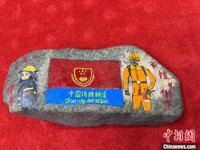 圖為玉樹消防指戰(zhàn)員創(chuàng)作的石頭畫作品《我有一個特點(diǎn)“不擅長倒下”》?！O瑞祥 攝