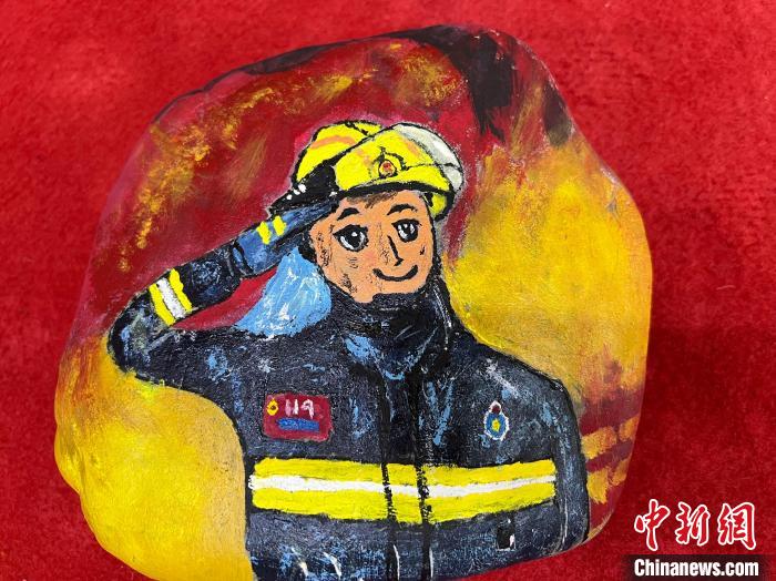 圖為玉樹消防指戰(zhàn)員創(chuàng)作的石頭畫作品《請祖國和人民放心》?！O瑞祥 攝
