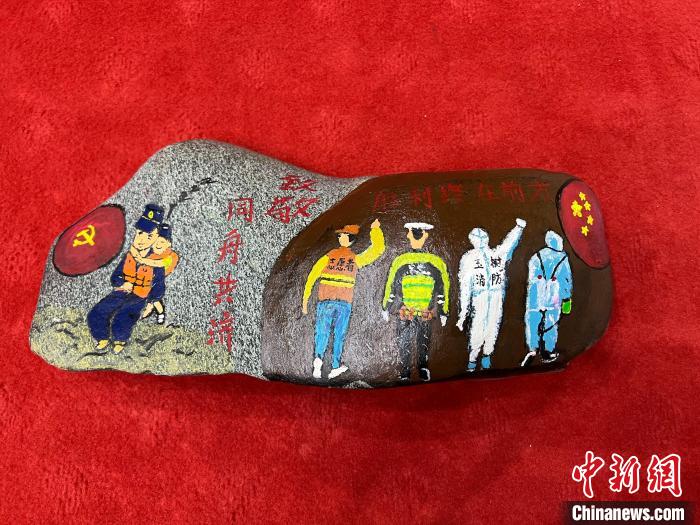 圖為玉樹消防指戰(zhàn)員創(chuàng)作的石頭畫作品《致敬“抗疫戰(zhàn)線”逆行的所有人》?！O瑞祥 攝