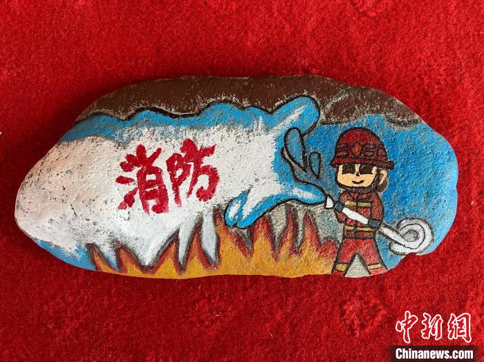 圖為玉樹消防指戰(zhàn)員創(chuàng)作的石頭畫作品《永遠(yuǎn)沖鋒在前》。　孫瑞祥 攝