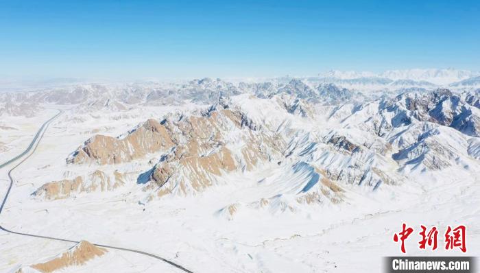 圖為無人機航拍高原雪景?！《继m縣融媒體中心供圖