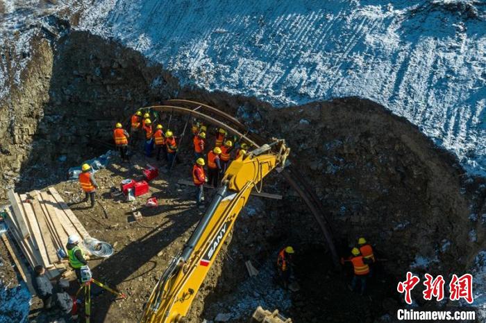 西成高鐵紅原2號隧道出口工人師傅正在進行導向墻、管棚施工作業(yè)?！⒅铱?攝