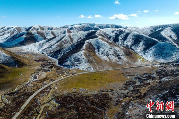 西成高鐵紅原2號隧道出口附近山頭已被雪覆蓋?！⒅铱?攝