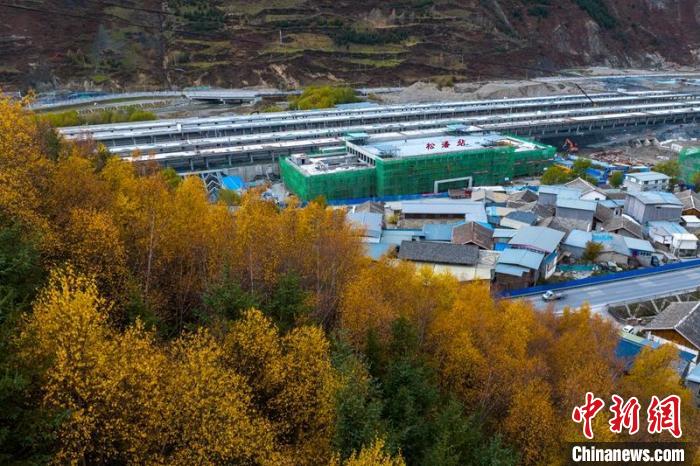 正在建設(shè)的成蘭鐵路松潘站?！⒅铱?攝