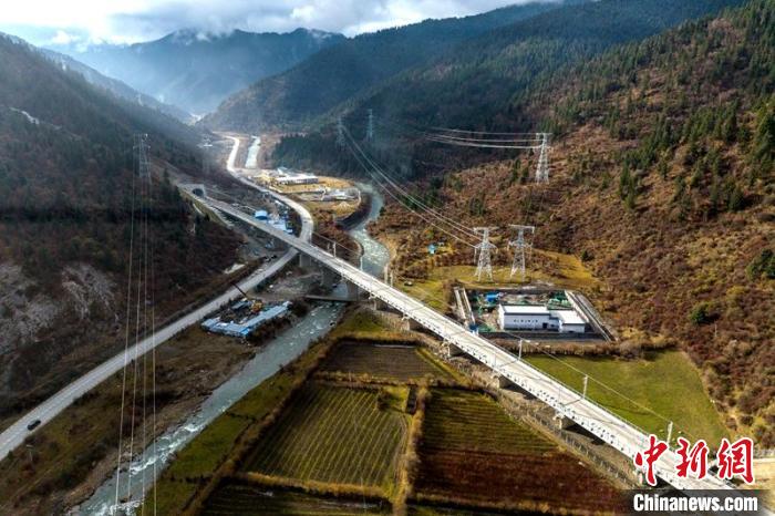 穿越山谷的成蘭鐵路川主寺至黃勝關(guān)段?！⒅铱?攝