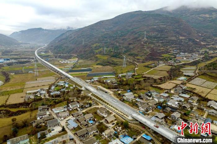 成蘭鐵路松潘右所屯岷江雙線特大橋?！⒅铱?攝