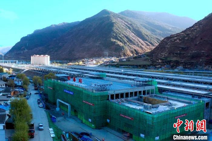 正在建設(shè)中的成蘭鐵路松潘站?！⒅铱?攝