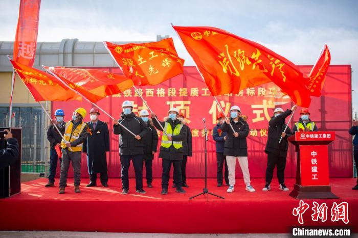 圖為封頂儀式現(xiàn)場(chǎng)。　浩爾娃 攝