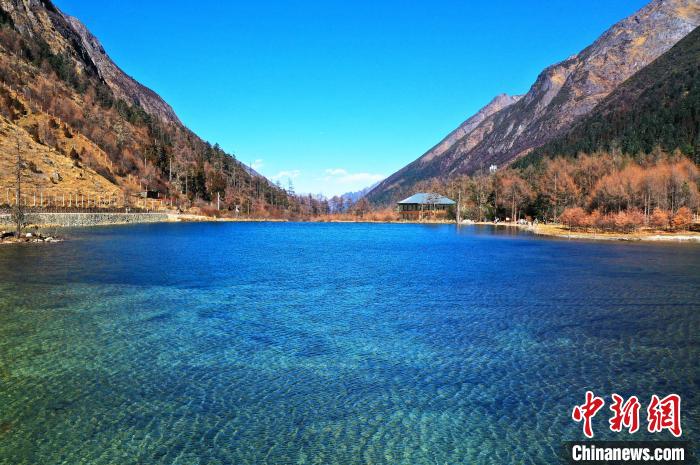 畢棚溝景區(qū)風光?！“苍?攝