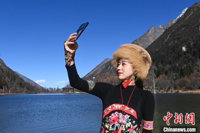 游人在畢棚溝景區(qū)拍照留念?！“苍?攝