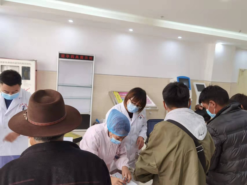 陳平和同事義醫(yī)現(xiàn)場(chǎng)。成都市武侯區(qū)委統(tǒng)戰(zhàn)部供圖