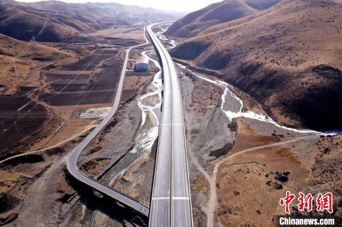 久馬高速公路阿壩50公里路段?！∈竦兰瘓F(tuán)供圖