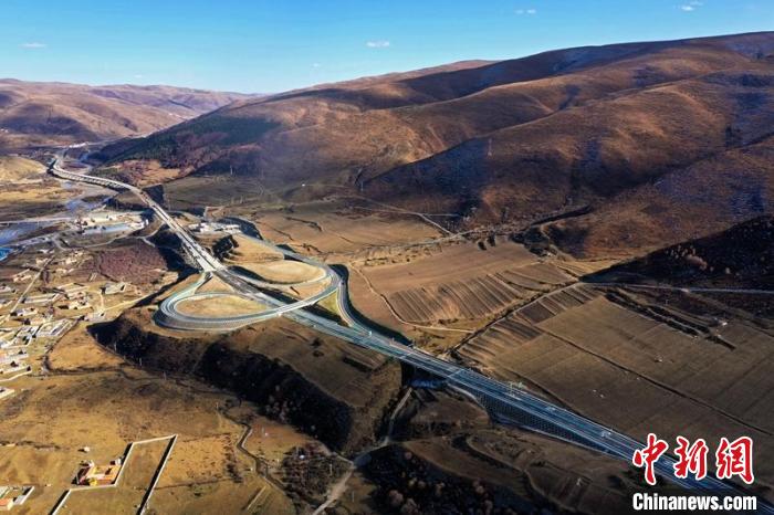 久馬高速公路阿壩互通段?！∈竦兰瘓F(tuán)供圖