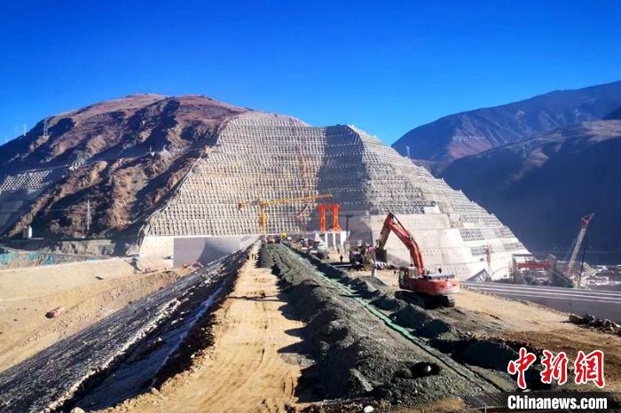 巴塘水電站大壩封頂現(xiàn)場?！≈袊材艿谌こ叹止﹫D