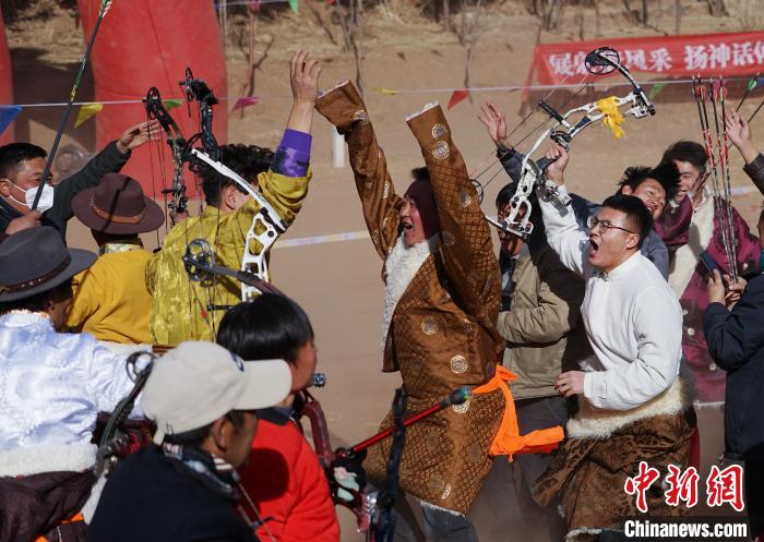 圖為藏族民眾跺腳歡呼慶祝弓箭手射中靶心。　馬銘言 攝