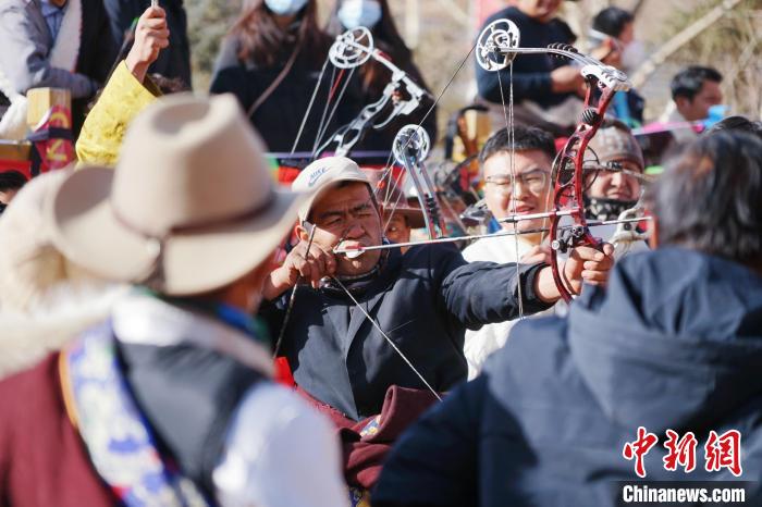 圖為藏族民眾比拼射箭技藝?！●R銘言 攝