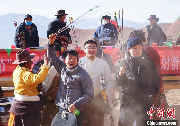 圖為藏族民眾跺腳歡呼慶祝弓箭手射中靶心?！●R銘言 攝
