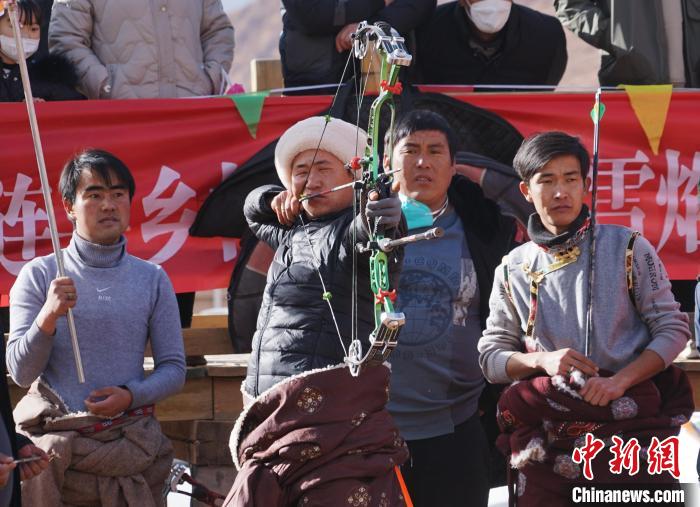 圖為藏族民眾比拼射箭技藝?！●R銘言 攝