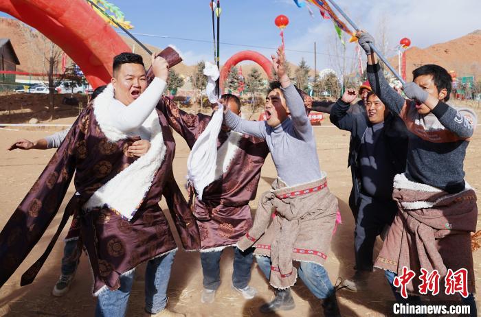 圖為藏族民眾跺腳歡呼慶祝弓箭手射中靶心。　馬銘言 攝