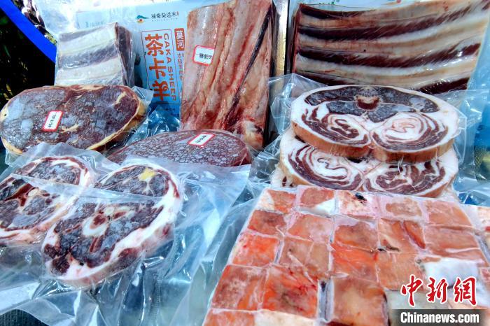 圖為前來參展的柴達木肉類?！±铍h 攝