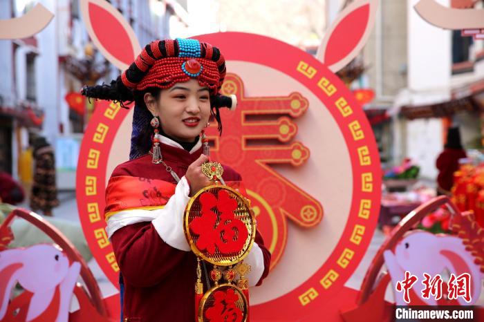 身著嘉絨藏族服飾的丹巴女孩送祝福?！〖o 攝