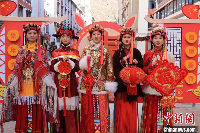 丹巴美女送祝福，迎新年?！±钣腊?攝