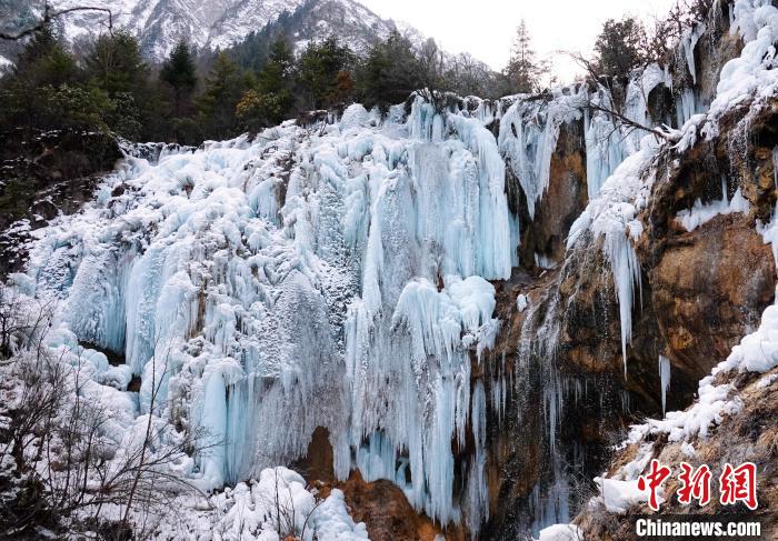 四川平武：玉樹瓊花漫山開雪山冰瀑入畫來(lái)
