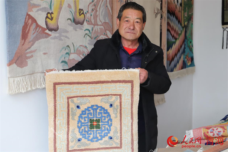 楊永良展示作品。人民網(wǎng) 況玉攝