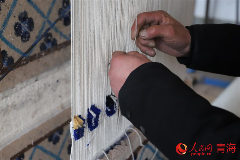 手工編織藏毯。人民網(wǎng) 況玉攝