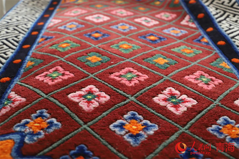 精美的藏毯。人民網(wǎng) 況玉攝