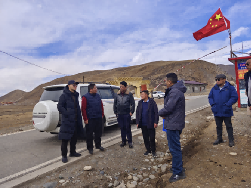 領(lǐng)隊張力帆（左一）帶隊實地調(diào)研援建項目推進情況。成都高新區(qū)（簡陽市）第六批對口支援工作隊供圖