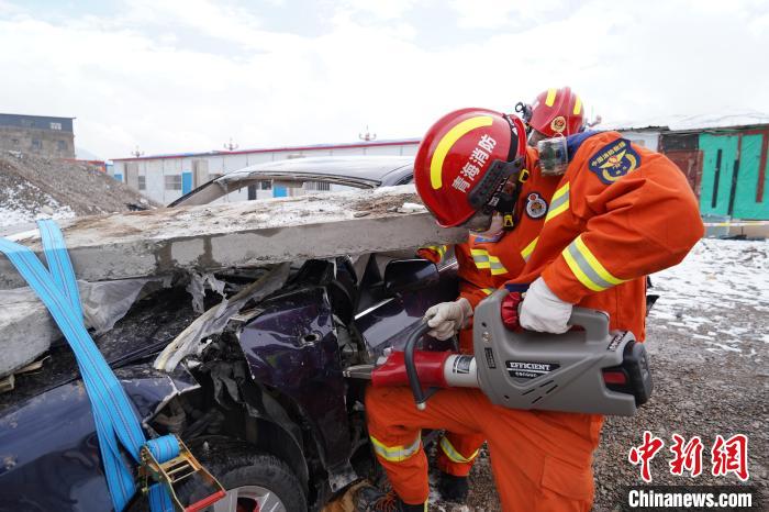 圖為地震實(shí)戰(zhàn)拉動(dòng)現(xiàn)場，參演人員進(jìn)行車輛破拆?！∮駱湎拦﹫D