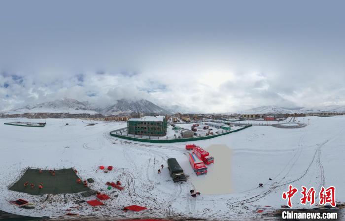圖為地震實(shí)戰(zhàn)演練現(xiàn)場全景?！∮駱湎拦﹫D