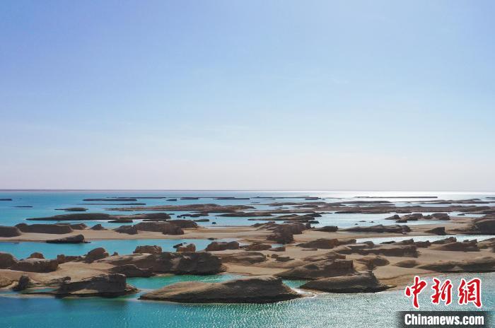 航拍青海大柴旦烏素特水上雅丹奇特景觀?！●R銘言 攝
