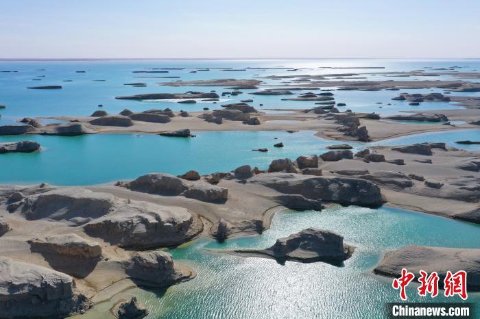 航拍青海大柴旦烏素特水上雅丹奇特景觀?！●R銘言 攝