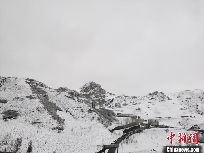 圖為青海省東南部的青沙山區(qū)域銀裝素裹?！?zhí)砀?攝