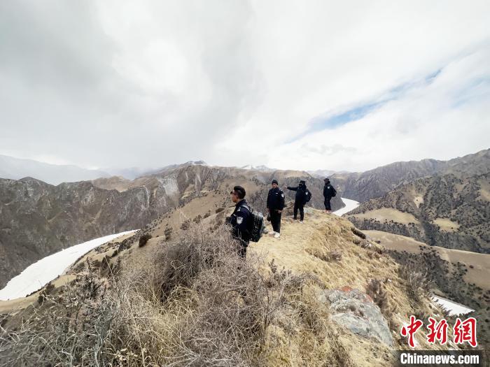 圖為曲麻萊縣崗當(dāng)村的生態(tài)管護(hù)人員開展巡護(hù)?！《“瓦_(dá)杰 攝