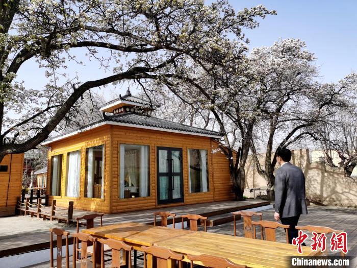 圖為尖扎噶達(dá)莊園一角?！?zhí)砀?攝