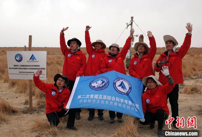 經(jīng)過不懈努力，格爾木濕地站終于建成，第二次青藏科考中科院空天院分隊向航拍無人機揮手合影。　<a target='_blank' href='/'><p  align=